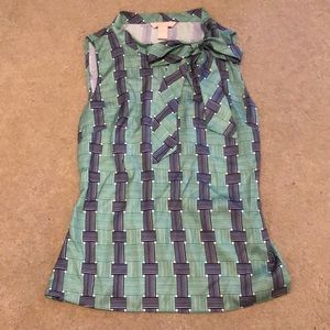 Sleeveless, bow accent shirt